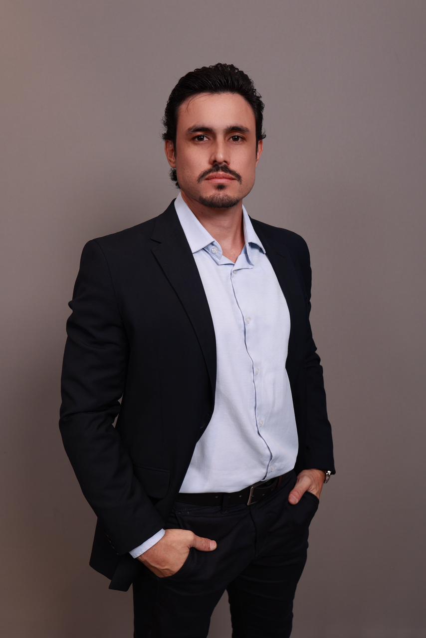Dr. Jhonatan Lucateli — Fundador Estratégia Médica